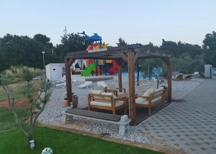 Jacuzi In The Olive Grove Кемпінг Пула